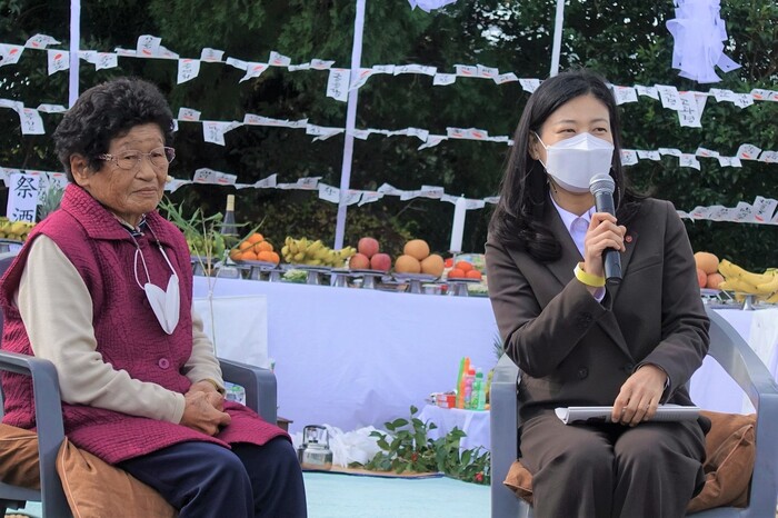 지난 13일 제주 서귀포시 대정읍 추사기념관 앞터에서 열린 해원상생굿에서 조정희 제주4·3평화재단 기념사업팀장이 고정자 할머니와 대담하고 있다.