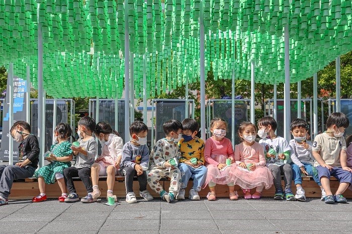 &nbsp; &nbsp; &nbsp; &nbsp; &nbsp; &nbsp; &nbsp; &nbsp; &nbsp; &nbsp; &nbsp; &nbsp; 국민대 건축학부 학생들, 서울로 공공미술 프로젝트 참여사진. 국민대 제공