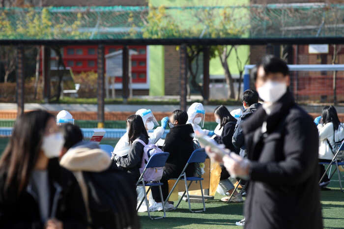 8일 오전 확진자가 나온 광주 광산구 한 초등학교에서 전수검사가 이뤄지고 있다. 연합뉴스