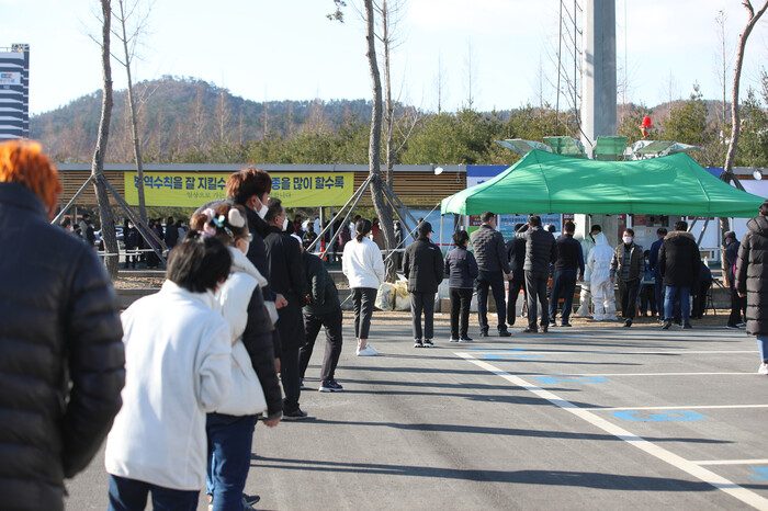 13일 오전 전남 함평군 함평읍 함평엑스포공원 주차장에서 진단검사를 받으러 온 주민들이 줄을 서 있다. 연합뉴스