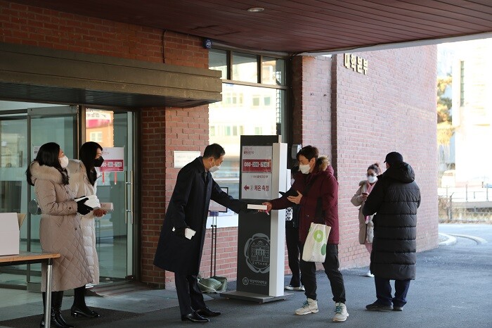 &nbsp; &nbsp; &nbsp; &nbsp; &nbsp; &nbsp; &nbsp; &nbsp; &nbsp; &nbsp; &nbsp; &nbsp; &nbsp; &nbsp; &nbsp; &nbsp; &nbsp; &nbsp; &nbsp; &nbsp; &nbsp; &nbsp; &nbsp; &nbsp; &nbsp; &nbsp; &nbsp; &nbsp; &nbsp; &nbsp; &nbsp; &nbsp; 새해맞이복떡 나눔사진. 덕성여대 제공