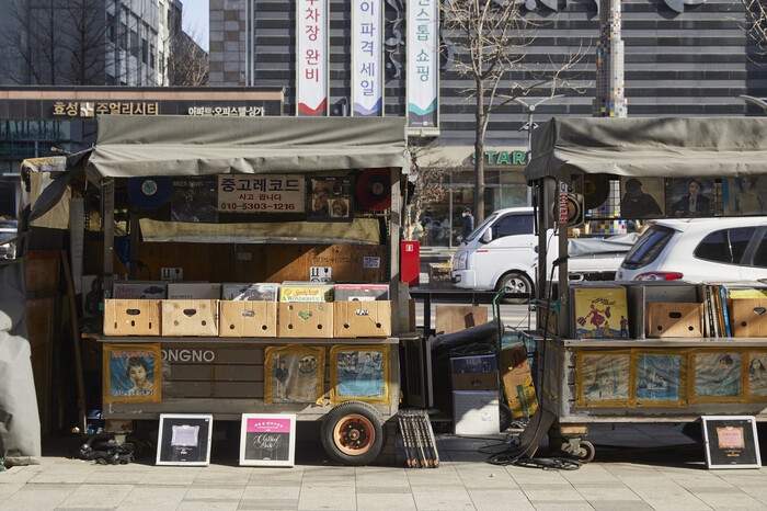 엘피 노점 종로레코드의 외관. 윤동길 스튜디오어댑터 실장