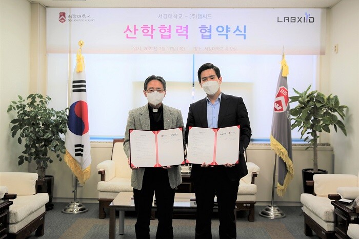 &nbsp; &nbsp; &nbsp;서강대와 랩씨드의 산학협력 협약식. 사진 왼쪽부터 심종혁 서강대 총장, 황동주 랩씨드 대표. 서강대 제공