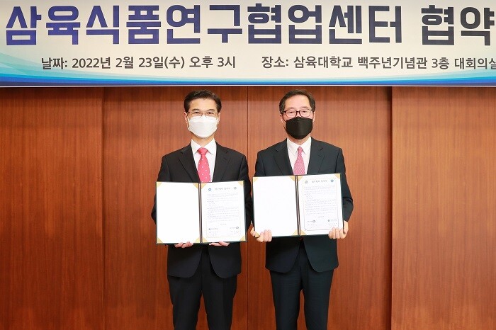 &nbsp; &nbsp; &nbsp; &nbsp; &nbsp; &nbsp; &nbsp; &nbsp; &nbsp; &nbsp; &nbsp; &nbsp; &nbsp; 사진 왼쪽부터 삼육대 김일목 총장, 삼육식품 전광진 사장. 삼육대 제공
