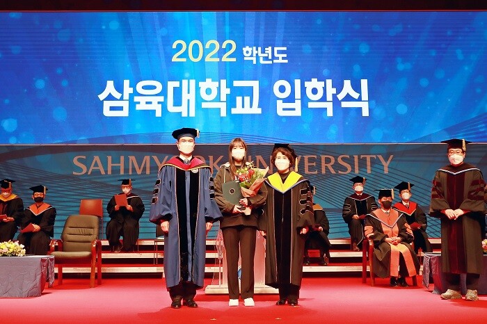 &nbsp; &nbsp; &nbsp; &nbsp; &nbsp; &nbsp;사진 왼쪽부터 김일목 총장, 학생대표 이영인 학생(간호학과 수석), 오복자 간호대학장. 삼육대 제공