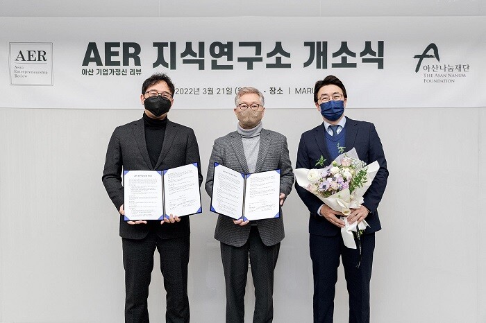 &nbsp; &nbsp; &nbsp; &nbsp;AER 지식연구소 개소식에 참여한 (사진 왼쪽부터) 최병철 교수, 장석환 이사장, 이우진 교수. 국민대 제공