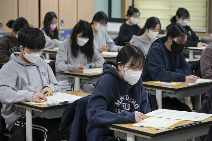 지난 24일 오전 서울의 한 고등학교 3학년 교실에서 학생들이 전국연합학력평가를 보고 있다. 공동취재사진