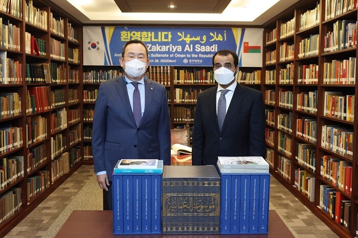 유병진총장(왼쪽) 자카리야 알 사아디(Zakariya Al Saadi) 주한 오만 대사가 기념사진을 촬영하고 있다. 명지대 제공