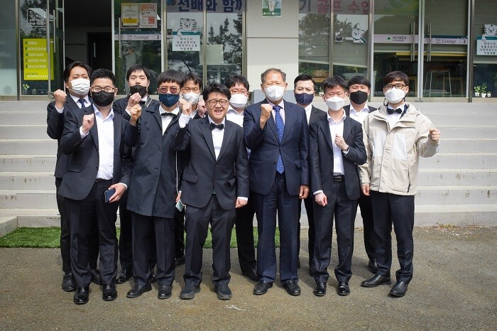드림위드앙상블과 이근용 총장. 대구사이버대 제공 드림위드앙상블과 이근용 총장. 대구사이버대 제공