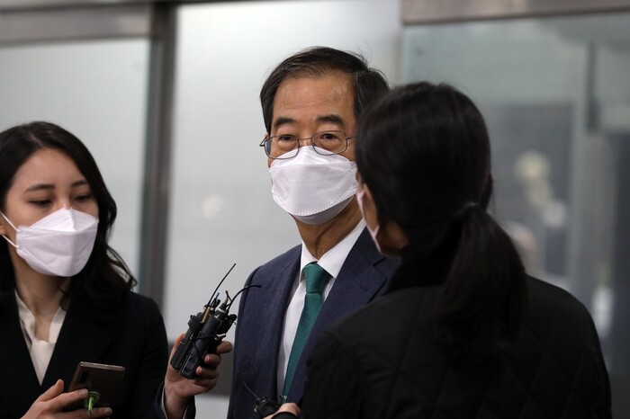 한덕수 신임 국무총리 후보자가 지난달 4일 오전 서울 종로구 한국생산성본부에 마련된 청문회 준비단 사무실로 출근해 기자들의 질문에 답하고 있다. 김혜윤 기자 unique@hani.co.kr