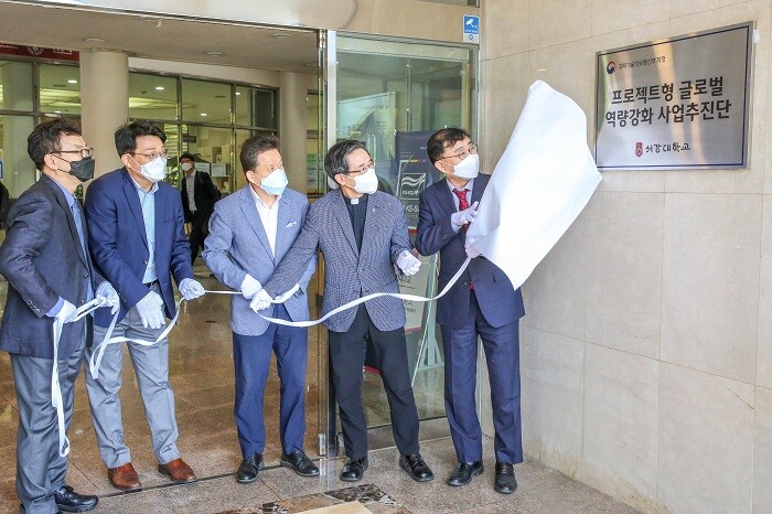 &nbsp; &nbsp; &nbsp; &nbsp; &nbsp; &nbsp; &nbsp; &nbsp; &nbsp; &nbsp; &nbsp; &nbsp; &nbsp;서강대학교 프로젝트형 글로벌 역량강화 사업 수행기관 선정 현판제막식. 서강대 제공