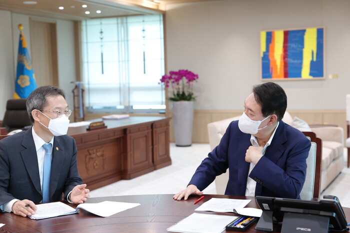 윤석열 대통령이 15일 오후 서울 용산 대통령실청사에서 이종호 과학기술정보통신부 장관(왼쪽)으로부터 업무보고를 받고 있다. 연합뉴스