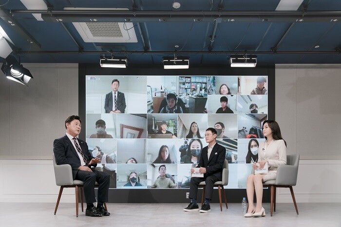 서울과기대의 쌍방향 소통형 생방송 '이동훈 총장을 만나다'. 사진 왼쪽부터 이동훈 총장, 방송인 노정렬, 김지유 아나운서. 서울과기대 제공