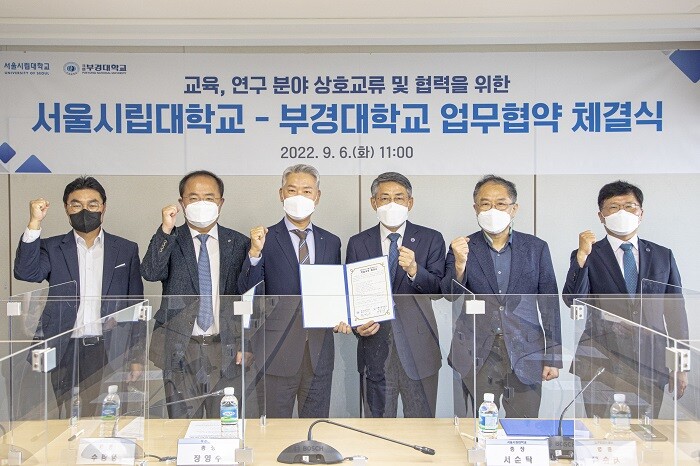 &nbsp; &nbsp; &nbsp; &nbsp; &nbsp; &nbsp; &nbsp; &nbsp; &nbsp; &nbsp; &nbsp; &nbsp; &nbsp; &nbsp; &nbsp; &nbsp; &nbsp; &nbsp; &nbsp; &nbsp; &nbsp; 서울시립대와 부경대가&nbsp; 협약식을 갖고 기념사진을 찍고 있다. 서울시립대 제공
