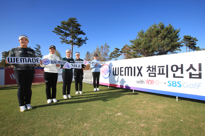 유해란(왼쪽부터)과 박지영, 김수지, 임희정, 이예원 등 한국여자프로골프(KLPGA) 간판 선수들이 20일 강원도 평창 알펜시아 컨트리클럽에서 기념촬영을 하고 있다. 와우매니지먼트 제공