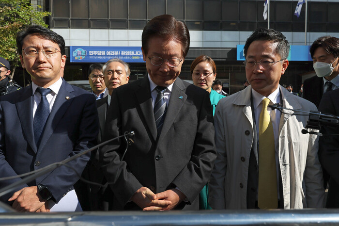 이재명 더불어민주당 대표가 민주연구원에 대한 검찰 압수 수색이 진행 중인 24일 오전 서울 여의도 더불어민주당 중앙당사 앞에서 취재진에게 입장을 밝힌 뒤 굳은 표정으로 돌아서고 있다. 사진 연합뉴스