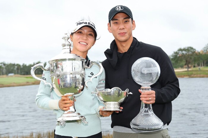 리디아 고가 21일(한국시각) 미국 플로리다주에서 열린 미국여자프로골프(LPGA)투어 시즌 최종전 CME그룹 투어 챔피언십에서 우승한 뒤 약혼자와 우승컵 등을 나눠 들고 기뻐하고 있다. 네이플스/AFP 연합뉴스