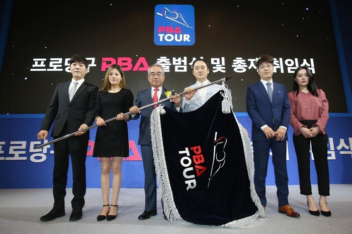 김영수 피비에이(PBA) 총재(왼쪽 세번째)가 선수들과 함께 프로당구 출범식을 알리고 있다. PBA 제공