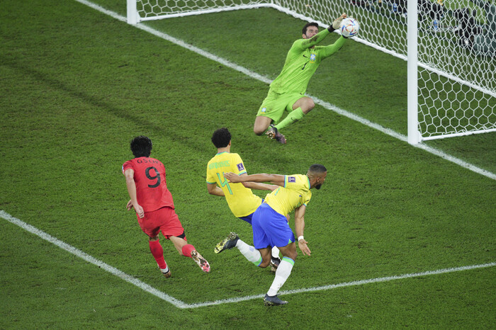 브라질의 알리송 베커 골키퍼가 6일(한국시각) 열린 2022 카타르월드컵 16강전에서 조규성의 슛을 막아내고 있다. 도하/신화 연합뉴스
