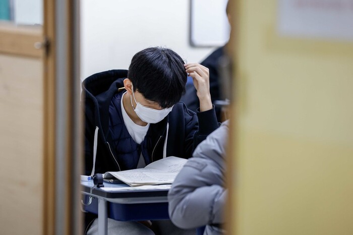 2023학년도 대학수학능력시험일인 지난해 11월17일 서울 종로구의 한 고등학교에 마련된 시험장에서 수험생들이 시험 시작을 기다리고 있다. 공동취재사진