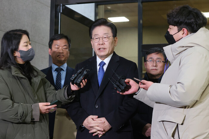 28일 서울 서초구 서울중앙지검에서 이재명 더불어민주당 대표가 대장동 개발 특혜 의혹과 관련해 검찰 조사를 마친 뒤 취재진 질문에 답하고 있다. 사진 연합뉴스