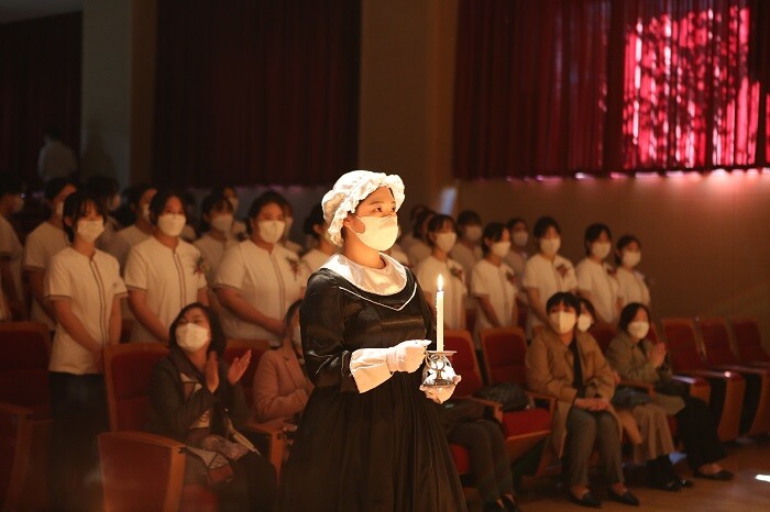 &nbsp; &nbsp; &nbsp; &nbsp; &nbsp; &nbsp; &nbsp; &nbsp; &nbsp; &nbsp; &nbsp; &nbsp; &nbsp; &nbsp; &nbsp; &nbsp; &nbsp; &nbsp; &nbsp; &nbsp; &nbsp; &nbsp; &nbsp; &nbsp; &nbsp; &nbsp; &nbsp;성신여대 간호대학 제15회 나이팅게일 선서식. 성신여대 제공