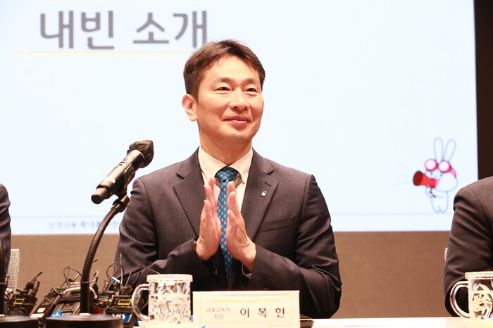 이복현 금융감독원장이 9일 오전 서울 여의도 국민은행 신관에서 열린 상생금융 확대를 위한 금융소비자 현장 간담회에 참석해 금융소비자들의 애로사항을 청취하고있다. 금융감독원 제공