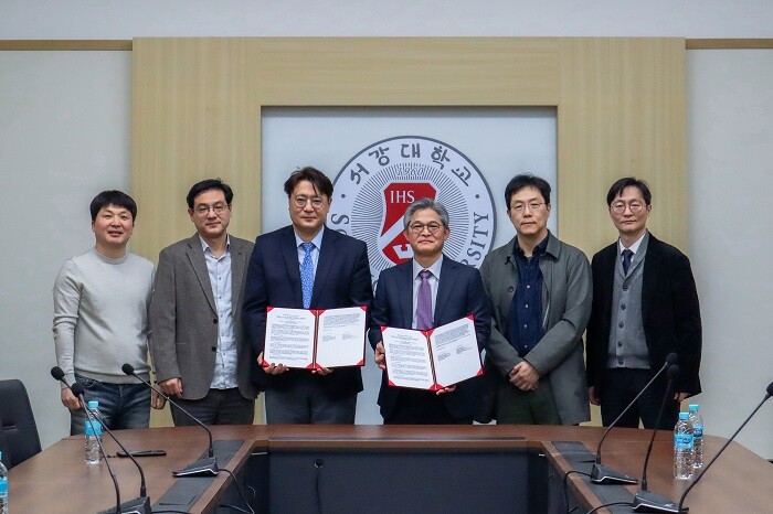 ▶왼쪽부터 서강대 전자공학과 유양모 교수, 화학과 조규봉 교수, 신관우 산학협력단장, 에모리대-조지아공대 조한중 석좌교수, 서강대 생명과학과 이호석 교수, 이규태 산학부단장. 서강대 제공