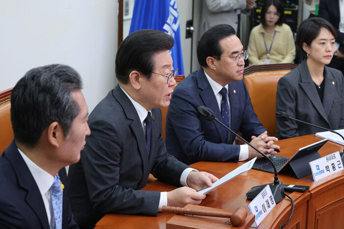 이재명 더불어민주당 대표가 17일 오전 국회에서 열린 최고위원회의에서 ‘2021년 전당대회 돈봉투 의혹’ 관련 입장을 밝히고 있다. 연합뉴스