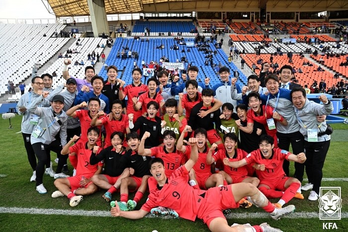 한국팀이 23일(한국시간) 아르헨티나 멘도사 스타디움에서 열린 2023 국제축구연맹(FIFA) 20살 이하(U-20) 월드컵 F조 프랑스전에서 이긴 뒤 기뻐하고 있다. 대한축구협회 제공