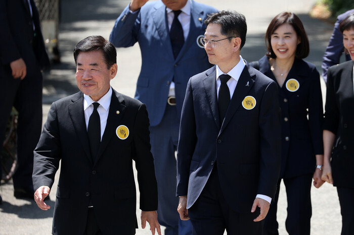 김진표 국회의장과 김경수 전 경남지사가 23일 오후 경남 김해시 진영읍 봉하마을에서 열린 노무현 전 대통령 서거 14주기 추도식에 참석하고 있다. 연합뉴스