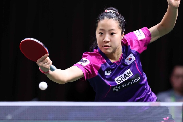 신유빈이 24일(현지시각) 남아프리카공화국 더반에서 열린 2023 국제탁구연맹(ITTF) 세계대회 여자단식 32강전에서 프랑스의 지아난 유안을 상대로 공격하고 있다. 대한탁구협회 제공