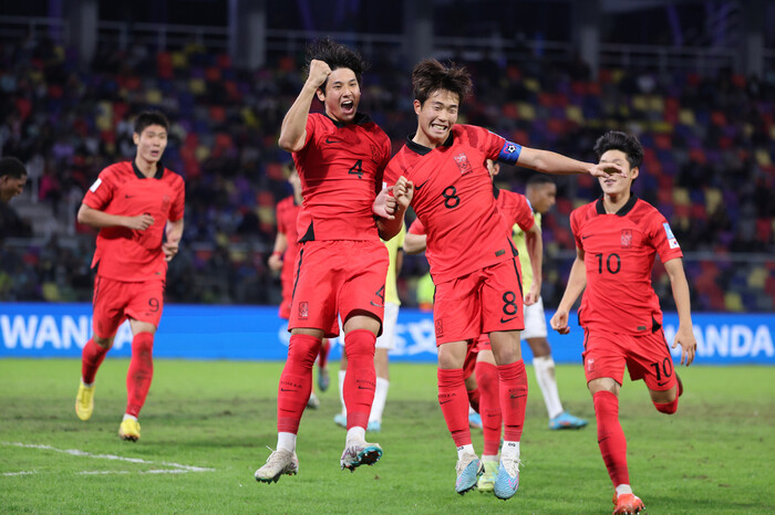 한국 선수들이 1일(현지시각) 열린 2023 국제축구연맹(FIFA) 20세 이하 월드컵 16강전 에콰도르와 경기에서 후반 최석현(4번)의 세 번째 골 뒤 함께 기뻐하고 있다. 산티아고/연합뉴스