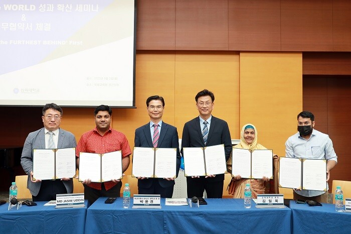 &nbsp; &nbsp; &nbsp; &nbsp; &nbsp; &nbsp; &nbsp; &nbsp; &nbsp; &nbsp; &nbsp; &nbsp; &nbsp; &nbsp; &nbsp; &nbsp; &nbsp; &nbsp; &nbsp; &nbsp; &nbsp; &nbsp; &nbsp;삼육대 김일목 총장(왼쪽에서 세번째)은 방글라데시 지자체·대학·사회복지시설·NGO 등과 다자간 MOU를 체결했다. 삼육대학교 제공