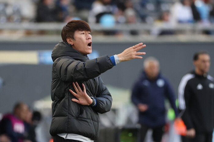 김은중 20살 축구대표팀 감독이 3·4위전 이스라엘과 경기에서 지휘하고 있다. 라플라타/연합뉴스