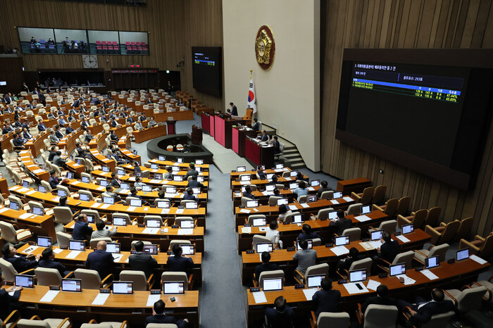 지난 12일 오후 국회 본회의에서 ‘2021년 전당대회 돈봉투 의혹’으로 구속영장이 청구된 무소속 윤관석·이성만 의원에 대한 체포동의안 표결 결과가 공개되고 있다. 연합뉴스