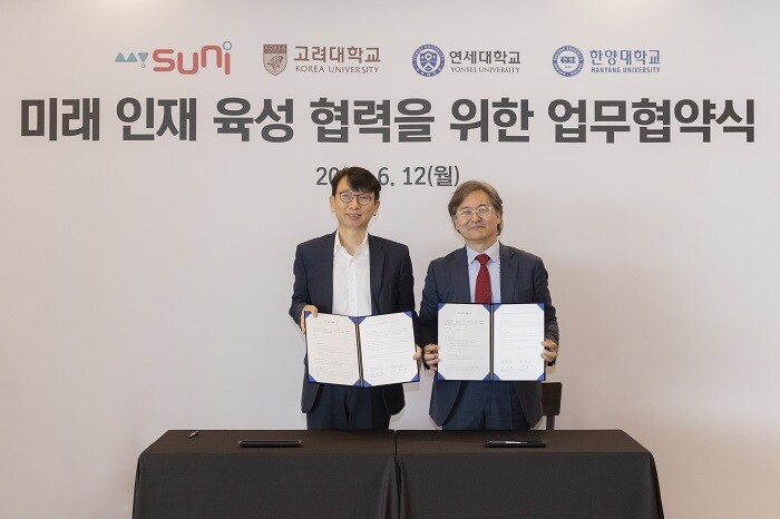 &nbsp; &nbsp; &nbsp; &nbsp; &nbsp; &nbsp; &nbsp; &nbsp; &nbsp; &nbsp; &nbsp; &nbsp; &nbsp; &nbsp; &nbsp; &nbsp; &nbsp; &nbsp; &nbsp; 연세대 고등교육혁신원-SK그룹 써니 업무협약식. 연세대 장용석 고등교육혁신원장(오른쪽), 써니(mySUNI) 조돈현 CLO.연세대 제공