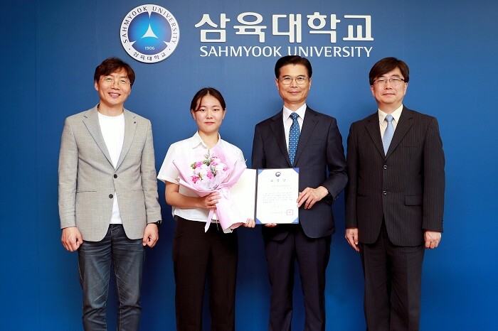 &nbsp; &nbsp; &nbsp; &nbsp; &nbsp; &nbsp; &nbsp; &nbsp; &nbsp; &nbsp; &nbsp; &nbsp; &nbsp; &nbsp; &nbsp; &nbsp; &nbsp; &nbsp;왼쪽부터 김상우 창동인터넷중독예방상담센터장, 삼육대 이가은 학생, 김일목 총장, 정성진 상담심리학과 교수 겸 창동센터 운영위원장. 삼육대 제공