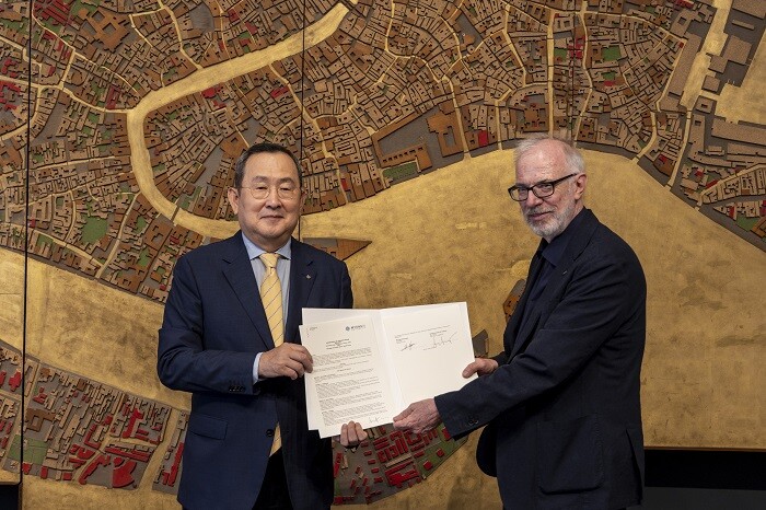&nbsp; &nbsp; &nbsp; &nbsp; &nbsp; &nbsp; &nbsp; &nbsp; &nbsp; &nbsp; &nbsp; &nbsp; &nbsp; &nbsp; &nbsp; &nbsp; &nbsp;명지대학교 유병진총장(우)과 이탈리아 Universita' IUAV di Venezia(총장 Benno Albrecht)이 협야서를 들고 기념사진을 촬영하고 있다. 명지대 제공