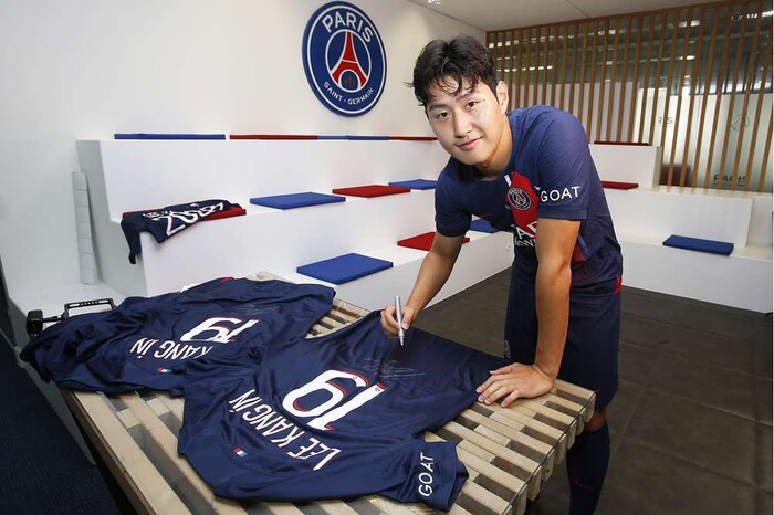 이강인이 자신의 PSG 유니폼에 사인하고 있다. PSG 누리집 갈무리