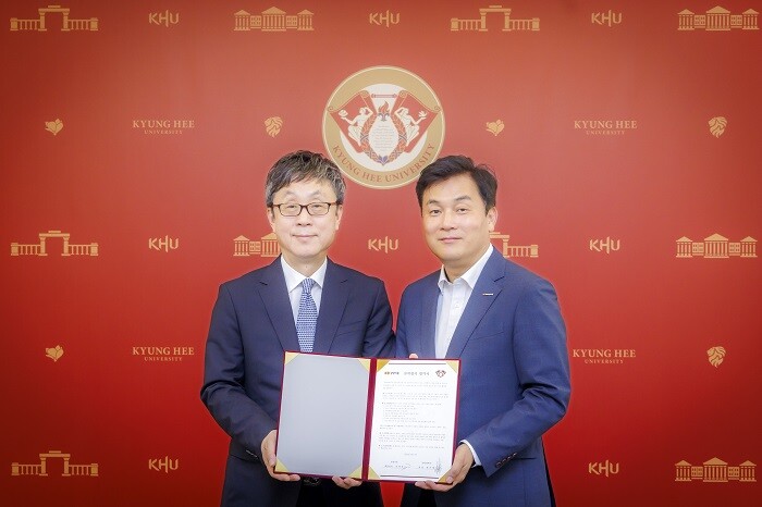 &nbsp; &nbsp; &nbsp; &nbsp; &nbsp; &nbsp; &nbsp; &nbsp; &nbsp; &nbsp; &nbsp; &nbsp; &nbsp; &nbsp; &nbsp; &nbsp; &nbsp; &nbsp; &nbsp; &nbsp; &nbsp; &nbsp; 경희대학교와 삼양식품이 7월 7일(금) 경희대 서울캠퍼스 본관에서 ‘산학협력협약’을 체결했다. 사진 좌측부터 경희대 한균태 총장과 삼양식품 장재성 대표이사. 경희대 제공