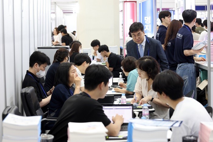 &nbsp; &nbsp; &nbsp; &nbsp; &nbsp; &nbsp; &nbsp; &nbsp; &nbsp; &nbsp; &nbsp; &nbsp; &nbsp; &nbsp; &nbsp; &nbsp; &nbsp; &nbsp; &nbsp; &nbsp; &nbsp; &nbsp; &nbsp; &nbsp; &nbsp; &nbsp; &nbsp; &nbsp; &nbsp; &nbsp; &nbsp; &nbsp; &nbsp; &nbsp; &nbsp; &nbsp; &nbsp; &nbsp; &nbsp; &nbsp; &nbsp; &nbsp; &nbsp; &nbsp; &nbsp; &nbsp;입시상담중인 명지대학교 부스.명지대 제공