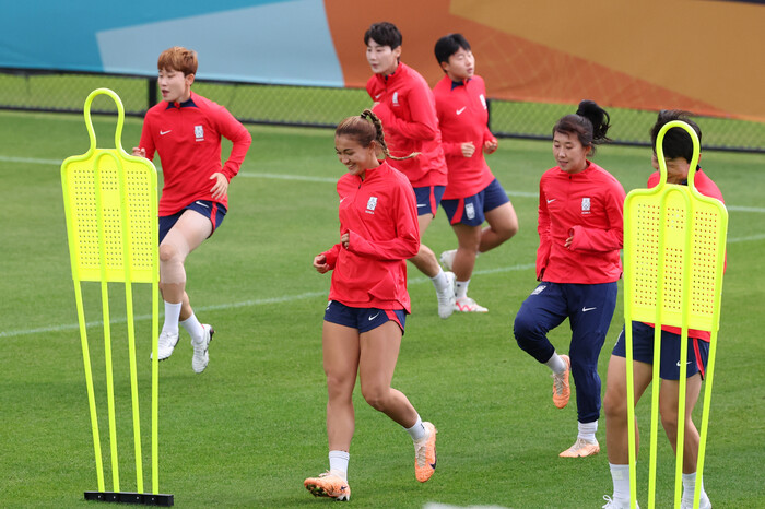 한국 여자 축구대표팀 선수들이 2일 호주 퀸즐랜드주 브리즈번의 스펜서 파크에서 훈련하고 있다. 브리즈번/연합뉴스