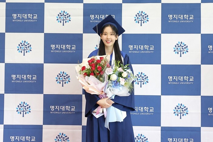 &nbsp; &nbsp; &nbsp; &nbsp; &nbsp; &nbsp; &nbsp; &nbsp; &nbsp; &nbsp; &nbsp; &nbsp; &nbsp; &nbsp; &nbsp; &nbsp; &nbsp; &nbsp; &nbsp; &nbsp; &nbsp; &nbsp; &nbsp;모모랜드 나윤이 명지대학교 학위수여식에서 기념사진을 촬영하고 있다.명지대 제공