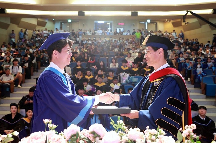 &nbsp; &nbsp; &nbsp; &nbsp; &nbsp; &nbsp; &nbsp; &nbsp; &nbsp; &nbsp; &nbsp; &nbsp; &nbsp; &nbsp; &nbsp; &nbsp; &nbsp; &nbsp; &nbsp; &nbsp; &nbsp; &nbsp; &nbsp; &nbsp;삼육대 김일목 총장(오른쪽)이 졸업생에게 학위증을 전달하고 있다.삼육대 제공