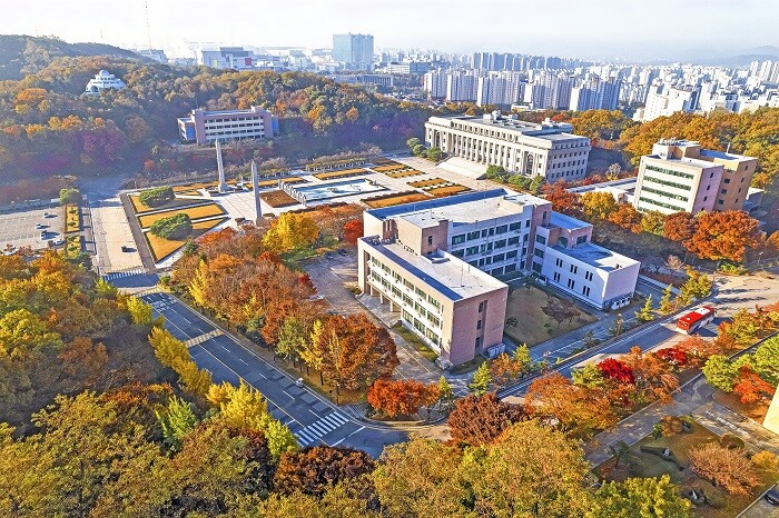 &nbsp; &nbsp; &nbsp; &nbsp; &nbsp; &nbsp; &nbsp; &nbsp; &nbsp; &nbsp; &nbsp; &nbsp; &nbsp; &nbsp; &nbsp; &nbsp; &nbsp; &nbsp; &nbsp; &nbsp;경희대 동서의학대학원이 미래식품학과를 통해 대한민국 식품 산업의 미래를 이끌 전문가를 양성하고 있다. 미래식품학과는 농림축산식품부의 지원을 받아 운영되는 계약학과로 식품산업계 재직자가 입학할 수 있다.경희대 제공