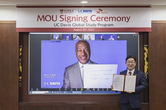 &nbsp; &nbsp; &nbsp; &nbsp; &nbsp; &nbsp; &nbsp; &nbsp; &nbsp; &nbsp; &nbsp; &nbsp; &nbsp; &nbsp; &nbsp; Gary S. May 미국 UC Davis 총장(왼쪽)과 김동원 고려대 총장(오른쪽)이 협약식에서 기념촬영을 하고 있다.고려대 제공