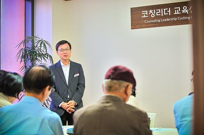 &nbsp; &nbsp; &nbsp; &nbsp; &nbsp; &nbsp; &nbsp; &nbsp; &nbsp; &nbsp; &nbsp; &nbsp; &nbsp; &nbsp; &nbsp; &nbsp; &nbsp; &nbsp;▲지난 8월 25일 상담심리학과 부설 ‘코칭리더 교육센터’를 설립식에서 박상현 부총장이 인사말을 하고 있다.경희사이버대&nbsp; 제공