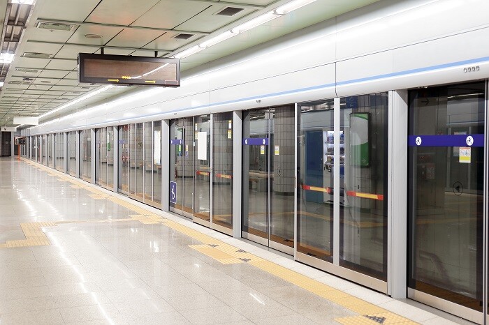 &nbsp; &nbsp; &nbsp; &nbsp; &nbsp; &nbsp; &nbsp; &nbsp; &nbsp; &nbsp; &nbsp; &nbsp; &nbsp; &nbsp; &nbsp; &nbsp; &nbsp; &nbsp; &nbsp; &nbsp; &nbsp;경희대학교 의과대학 박은정 교수와 김진배 교수 연구팀이 지하철 역사에서 포집한 먼지의 호흡기 노출에 따른 건강 영향을 평가해 실내 공기 질 관리에 필요한 새로운 지표를 제안했다. 사진은 지하철 역사 이미지. 게티이미지코리아 제공