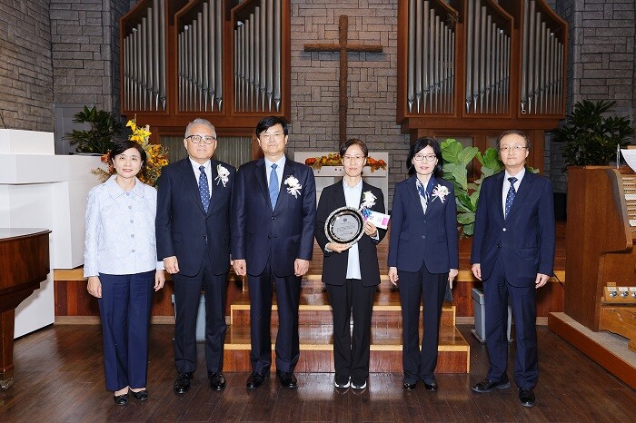 &nbsp; &nbsp; &nbsp; &nbsp; &nbsp; &nbsp; &nbsp; &nbsp; &nbsp; &nbsp; &nbsp; &nbsp; &nbsp; &nbsp; &nbsp; &nbsp; &nbsp; &nbsp; &nbsp; &nbsp; &nbsp; &nbsp;(왼쪽부터) 연세대 오의금 간호대학장, 김동훈 행정대외부총장, 서승환 총장, 오은성 선교사, 김은경 교학부총장, 박승한 연구부총장.연세대 제공